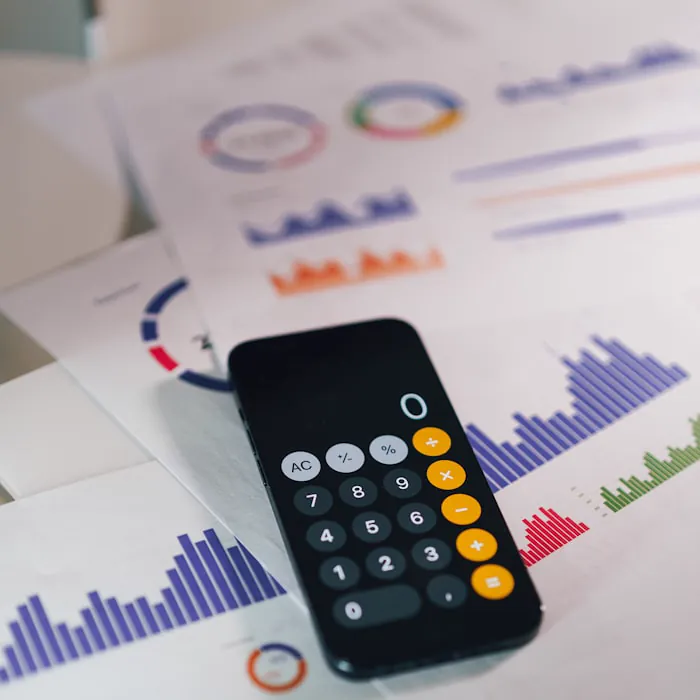 Calculadora sobre desgloses de costos y gráficas impresas