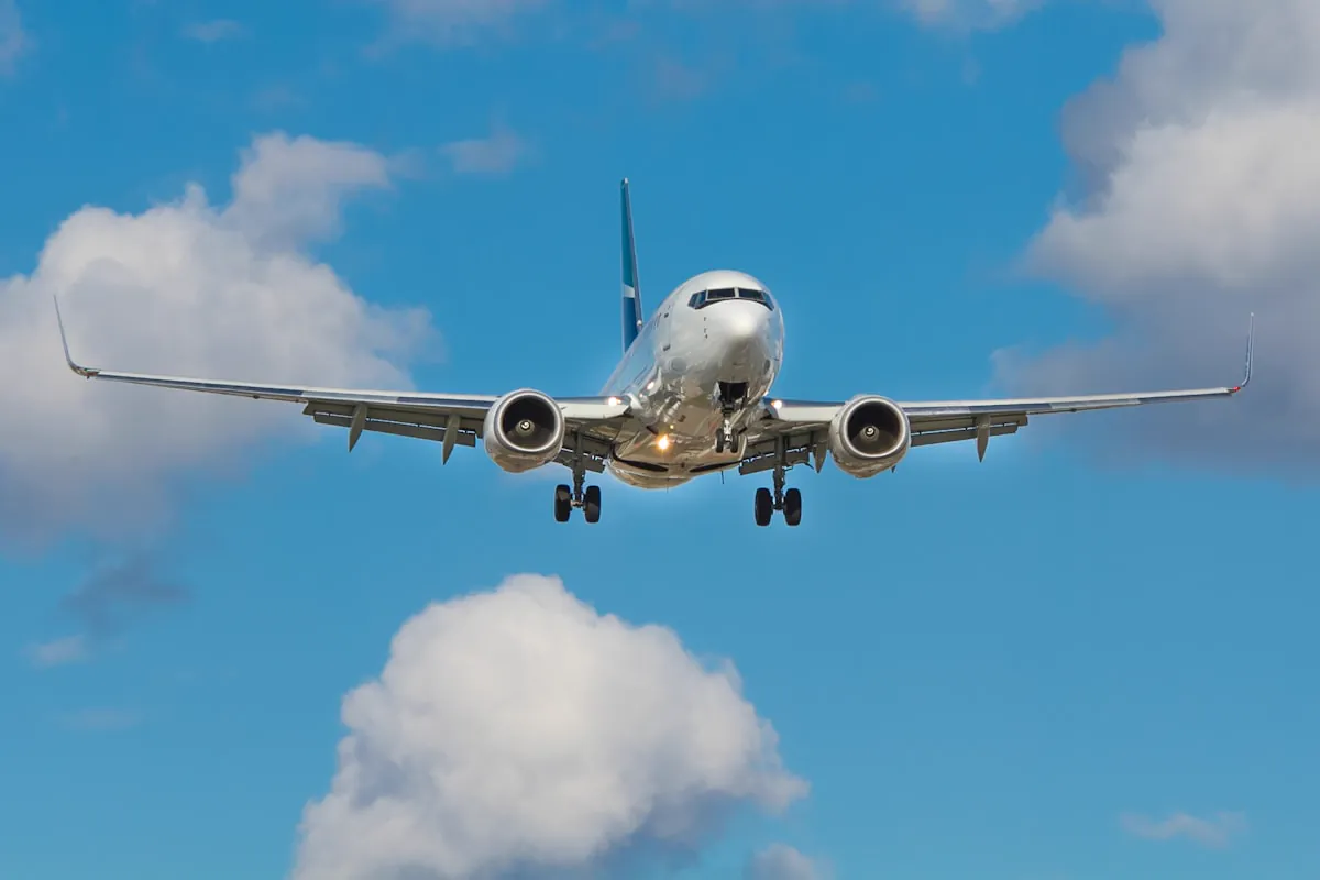 Avión de carga en aproximación final bajo un cielo azul despejado
